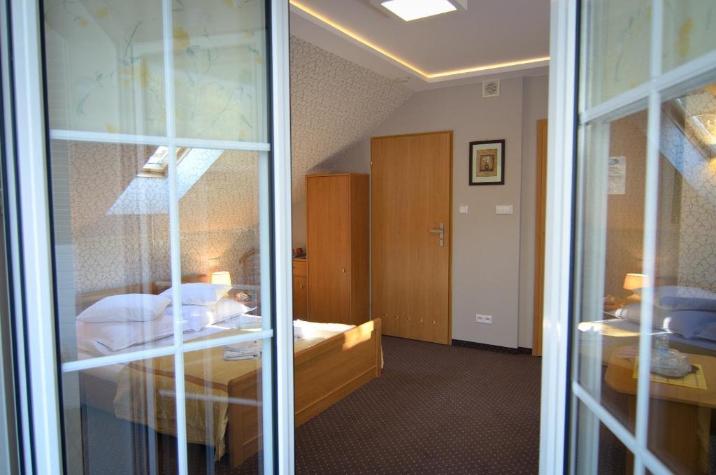Hotelik Gosciniec Pod Sosnami Drzonkow Zielona Gora  Exterior photo