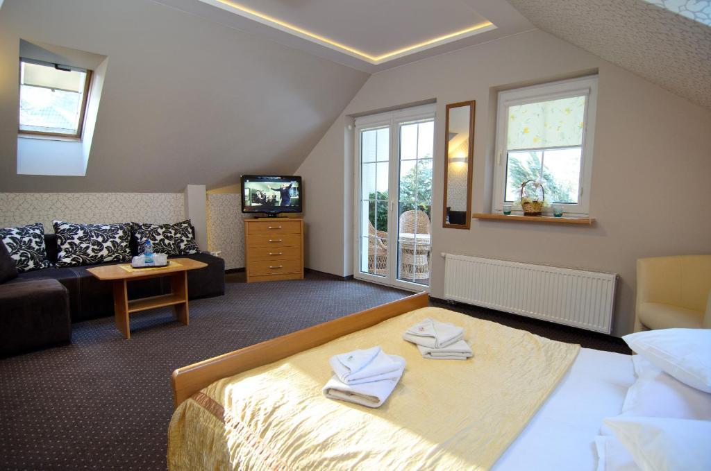 Hotelik Gosciniec Pod Sosnami Drzonkow Zielona Gora  Exterior photo